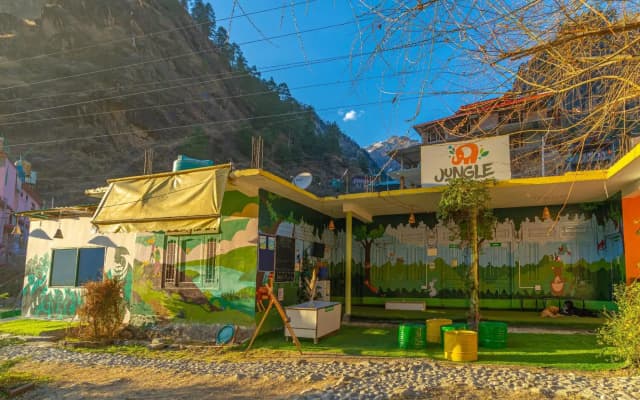 Whoopers Hostel Kasol, Choj