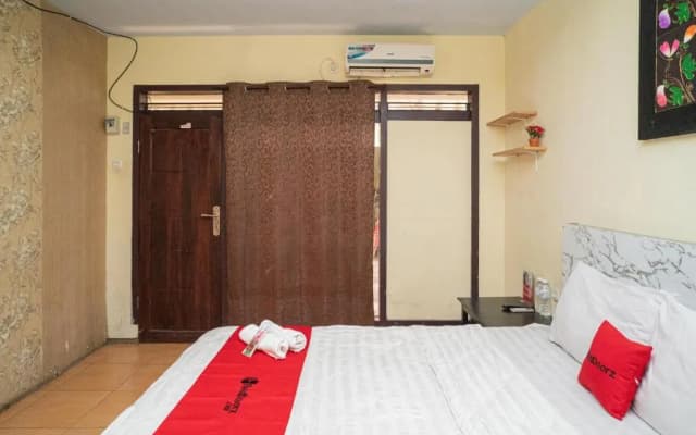RedDoorz near Cyber Mall