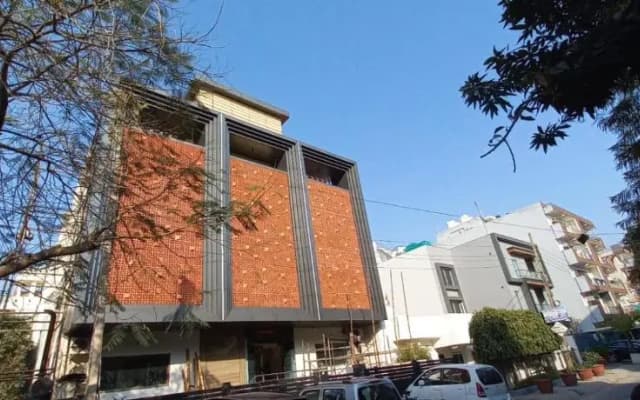 Square 9 Inn - Near Fortis & Huda City Centre