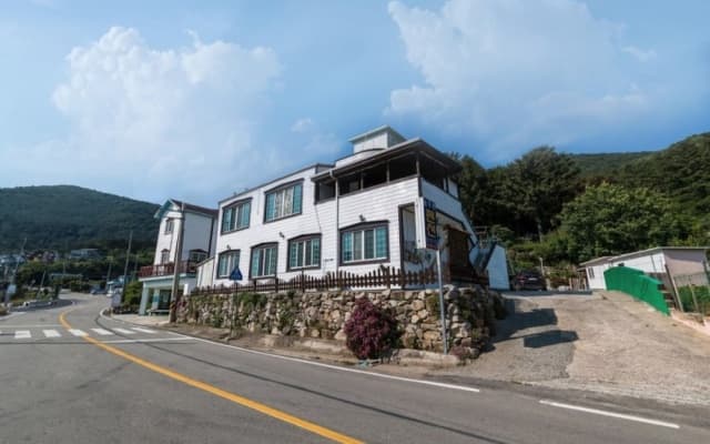 Geojedo Nulpureun Pension