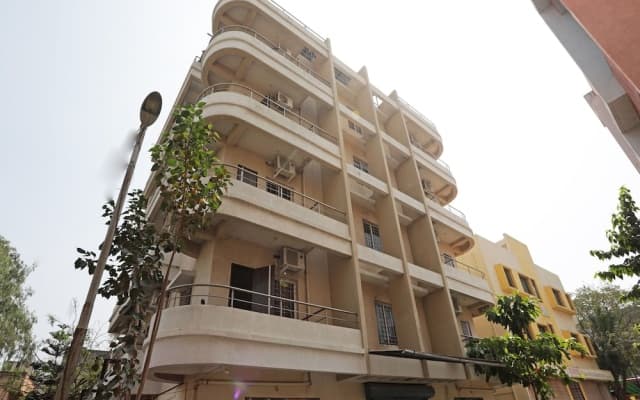 OYO 8996 Hotel Pioneer