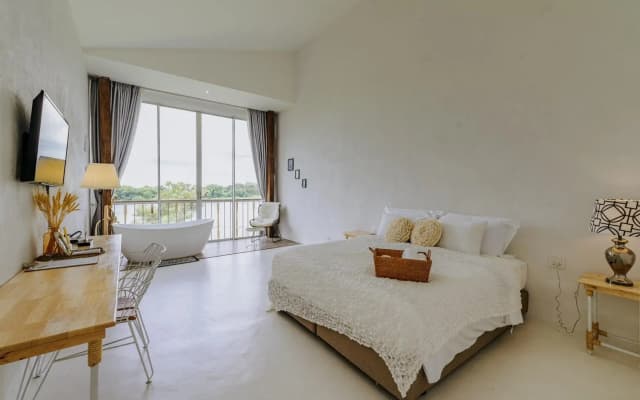 White Wall Riverfront Hotel