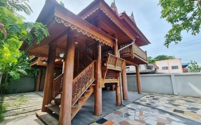 300 Years Old Wooden House w 3 Bedrooms and big Yard