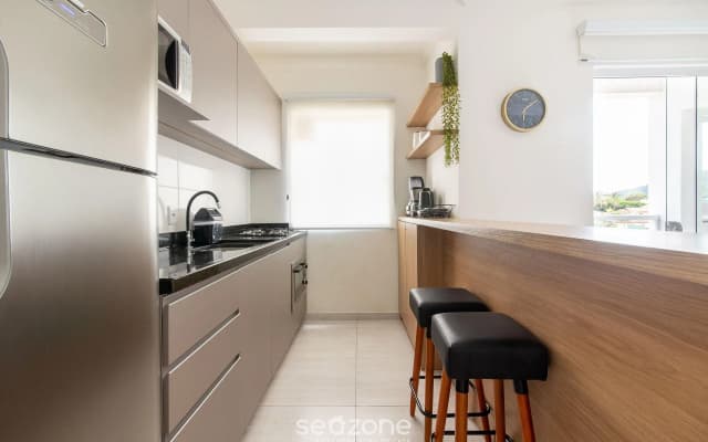 Apto moderno com churrasq. a 600m da praia COM305