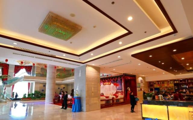 Howard Johnson Park Plaza Hotel (Jingshan Railway Station Inn)