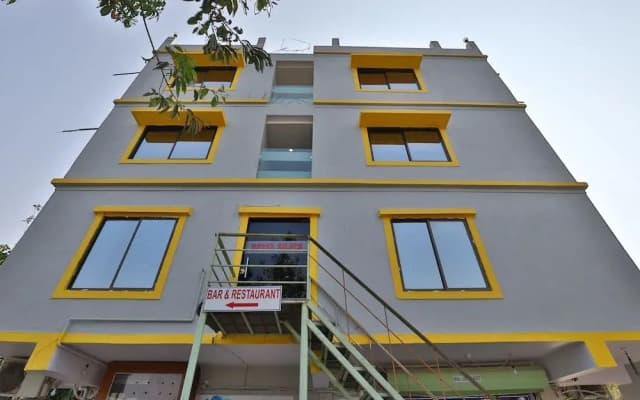 OYO 24833 Hotel Silver