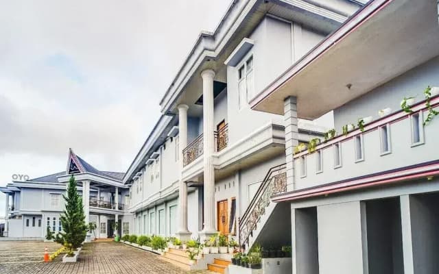 Esther Hotel