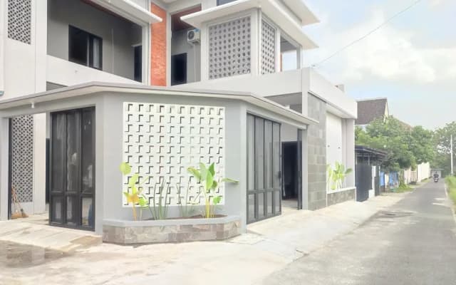 RedDoorz Near Graha Saba Buana 2