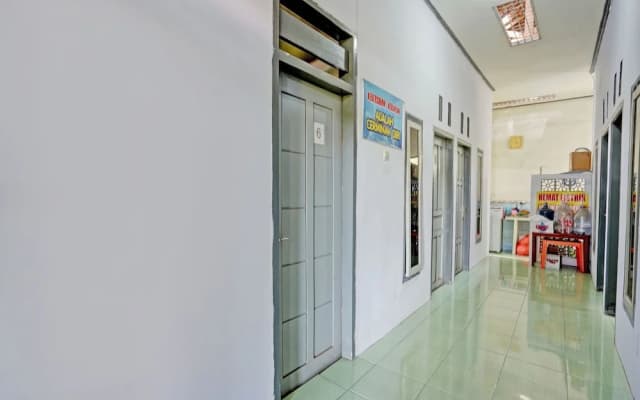 OYO Life 92937 Kost Putri Sarkara Syariah