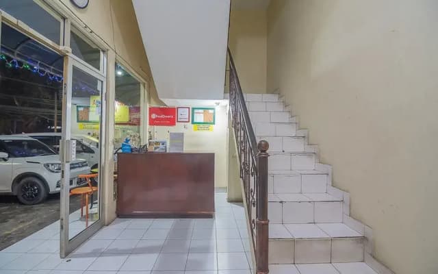 RedDoorz near Setrasari Mall