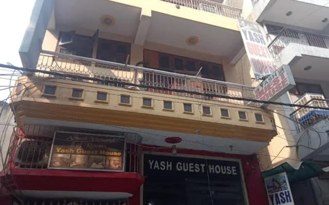 Yash Guest House 01 Minute Walk in Nizamuddin Railway Station