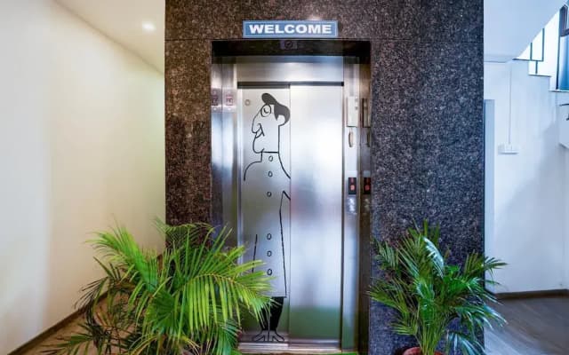 Cozy Stays Near Halasuru Metro Station