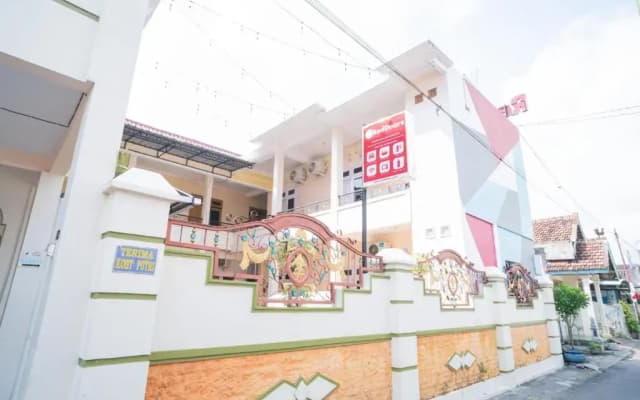 RedDoorz Syariah at Aura Homestay
