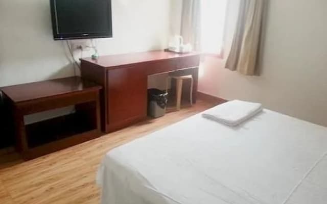 Wuhan Tianlun Holiday Hotel (Panlongcheng Jiahai Industrial Park)(武汉天伦假日宾馆（盘龙城佳海工业园店）)