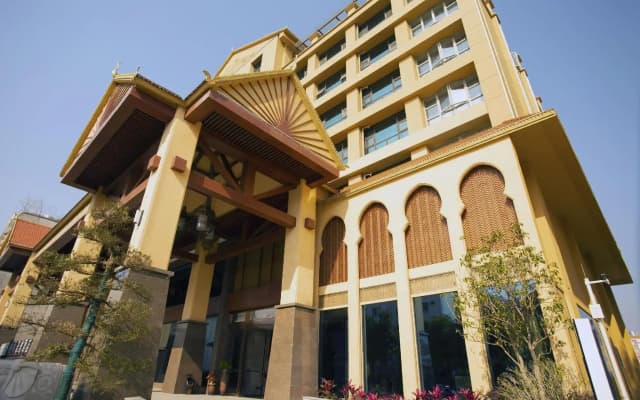 Mangshi Bailongshe Hotel (Dehong Mangshi Airport Dehong Mangshi Square Branch)