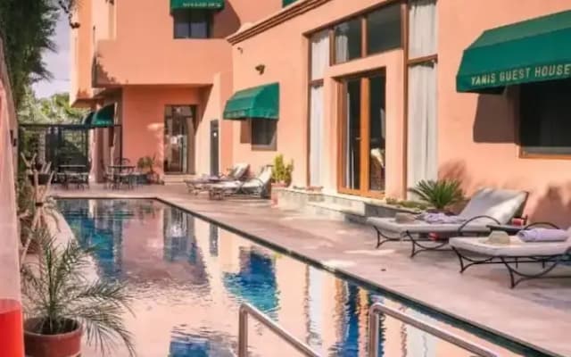 Yanis Guest House
