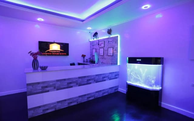 HalfWay House Hostel - Mactan Cebu Airport