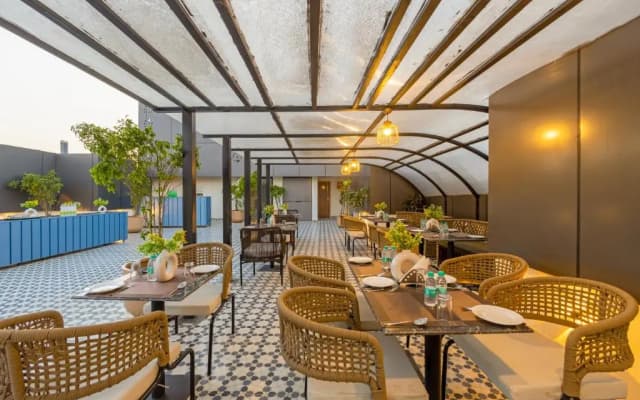 Saltstayz Premier - Paschim Vihar