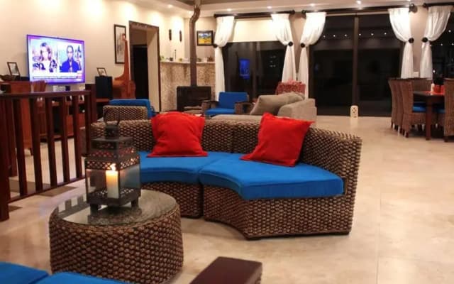 4 Bedroom Luxury Home with View of the Ocean and Table Mountain