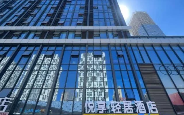 Yuexiang Light Residence Hotel (Jingkai Wanda Plaza High-speed Railway Station Branch)