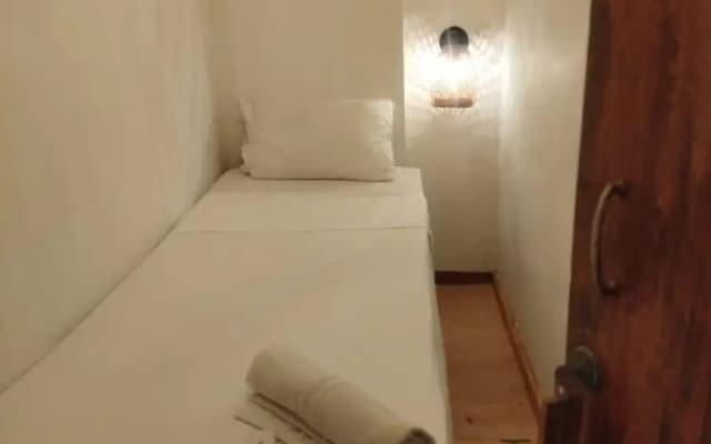 Room-hb9-b Bed In Mixed Capsule Room