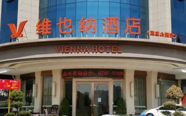 Vienna Hotel (Zhangzhou Xingguo General Park Branch)