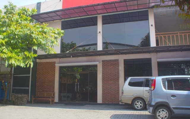 RedDoorz Plus near Stadion Mandala Krida