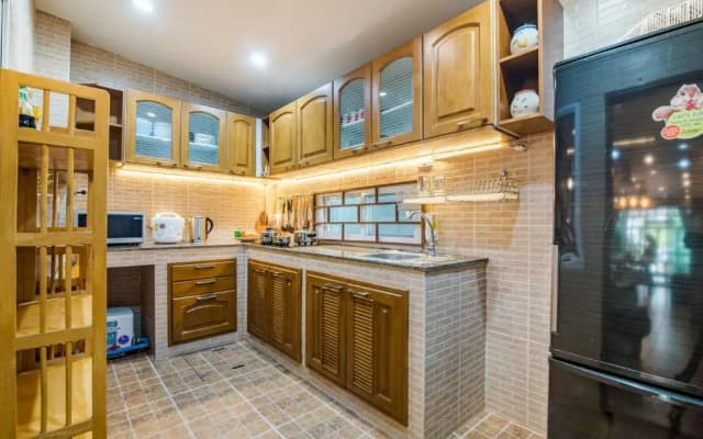 Super nice townhouse in city center, 10 minutes walk to beach, night market ...