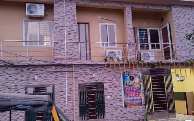 Goroomgo Rail View Guest House Puri
