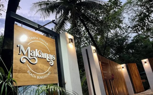 Makanas Beach Bungalows