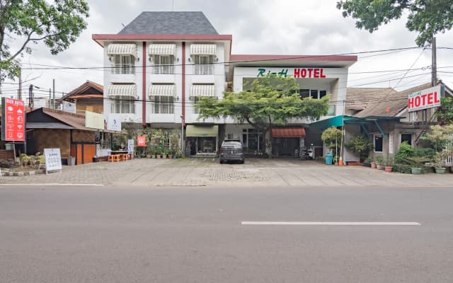 Rizh Hotel