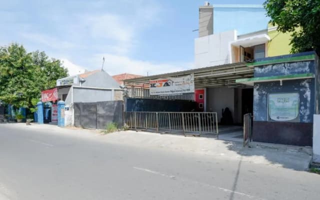 RedDoorz near GOR Wisanggeni
