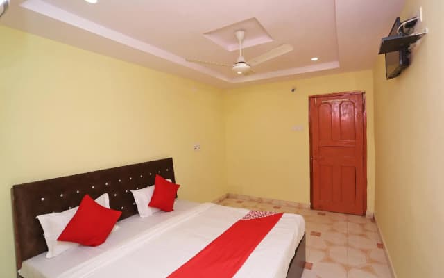 OYO 36667 Hotel Manoj