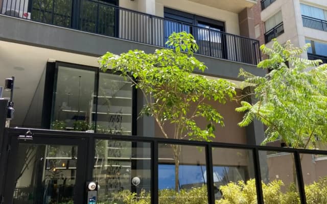 75 New studio w fast wifi, balcony, gym and movie screen