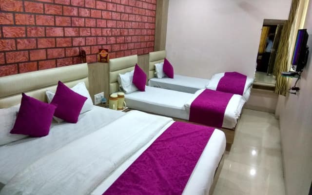 OYO 2403 Hotel Aamantran Avenue