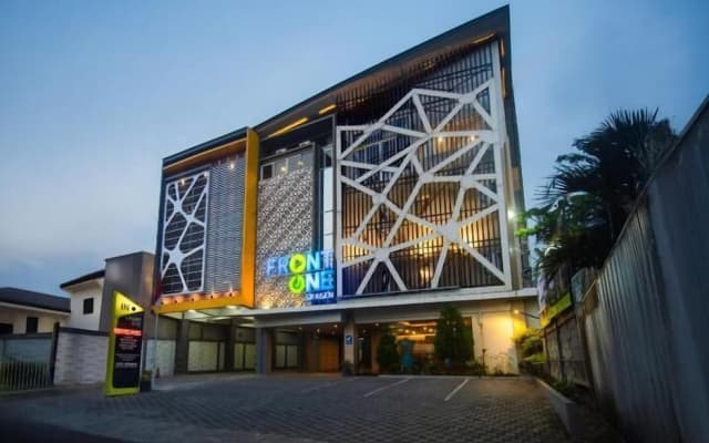 Front One Hotel Sragen