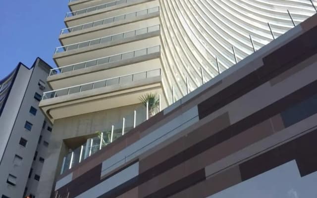 Condomínio de Luxo em Frente à Praia (novinho)