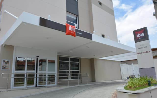 ibis Jacarei