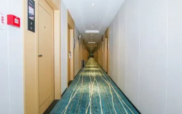 Xiyatu Huayuan Hotel (Zhongshan Ancient Town Lihe Light Rail Station Store)