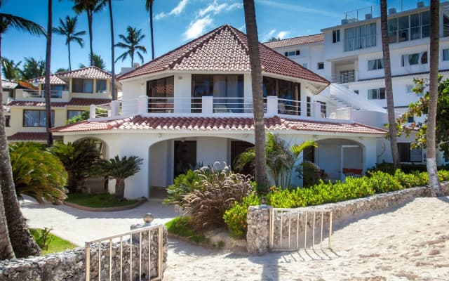 Los Corales Beach Village