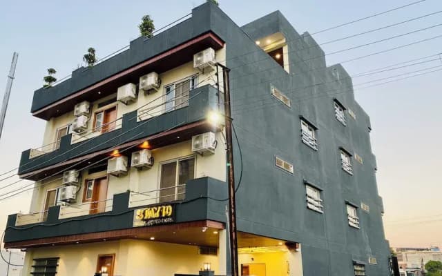 Stay 10 Parallel Apartment Hotel