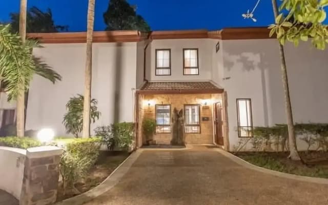 CoconutPalmsJacuzzipoolhugeproperty v136