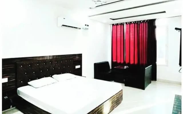 Town house cafe and hotel