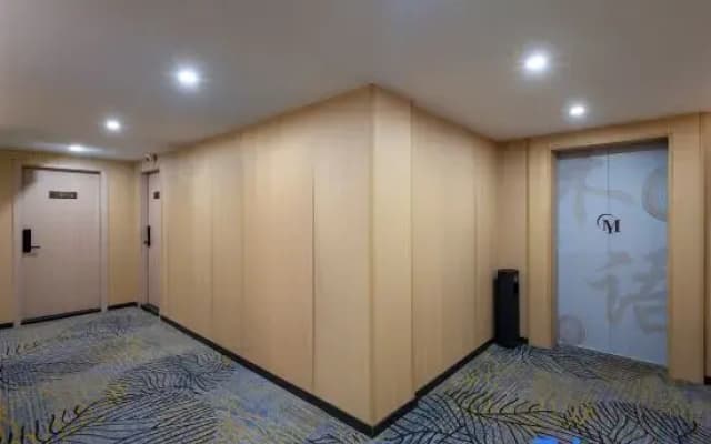 Yimi Hotel (Provincial Library Branch near Hainan Institute of Business and Technology)