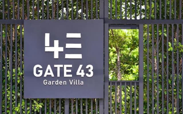 Gate43 Airport Hotel
