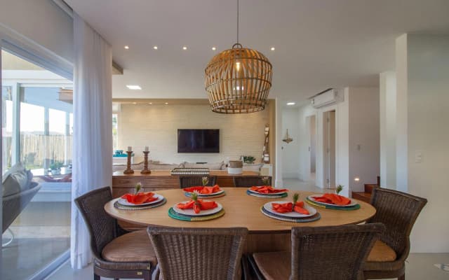 Casa Moderna e Luxuosa com Quatro Suítes Próx a Rua das Pedras Por Luxury Rentals