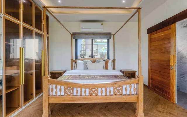 5BR Villa Waterfall Pool Movie Room V257