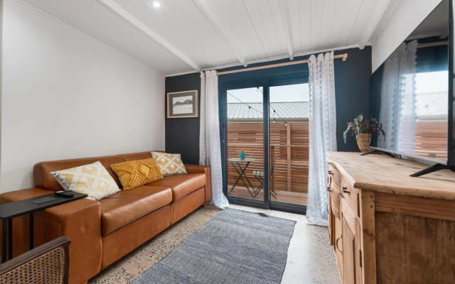 Dolphin Coast Doll House - quaint cottage close to the beach!