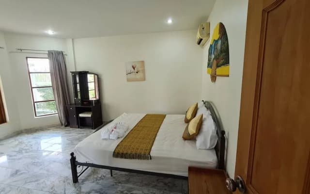 Beautiful Bungalow With Shared Outdoor Pool and 2km From the Beach