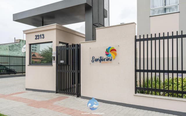 Aptos a 150 M DA PRAIA com SACADA, WI-FI, AR CONDICIONADO, COZINHA COMPLETA no condomínio Santorini Confort Club c/ PISCINA, PORTARIA 24h, PLAYGROUND e vaga de GARAGEM
